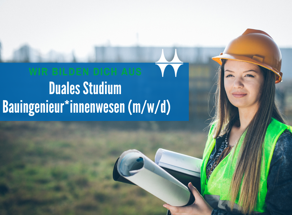 Das Bild zeigt eine junge Frau, die mit Helm und Warnweste in einer Baulandschaft steht. In ihren Händen hält sie einen aufgerollten Plan.