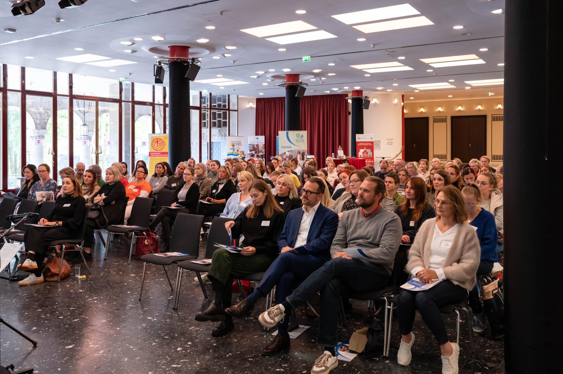 Teilnehmer*innen des Fachtags „Frühe Entwicklung, starke Zukunft – die ersten 1000 Tage und ihre lebenslange Bedeutung“ in der Mülheimer Stadthalle