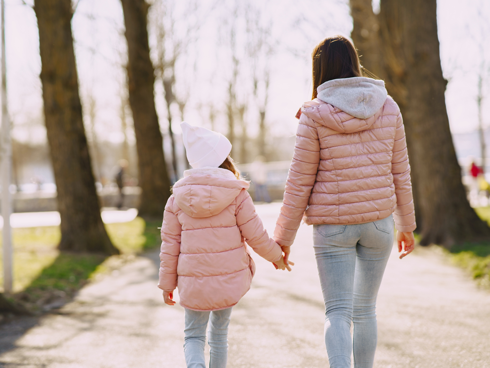 Alleinerziehende Mutter geht mit Kind im Herbst spazieren