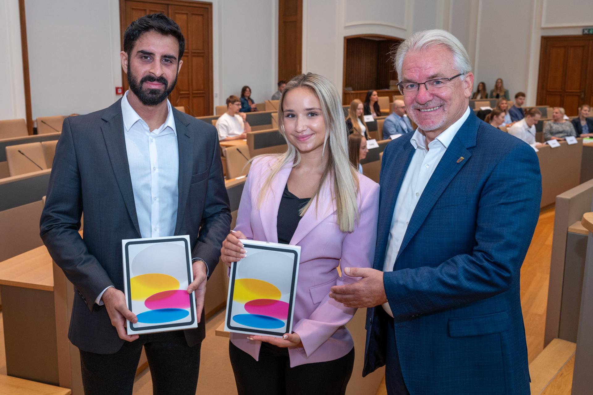 Übergabe von iPads an die Nachwuchskräfte des Einstellungsjahrgangs 2025 durch Herrn Oberbürgermeister Marc Buchholz.