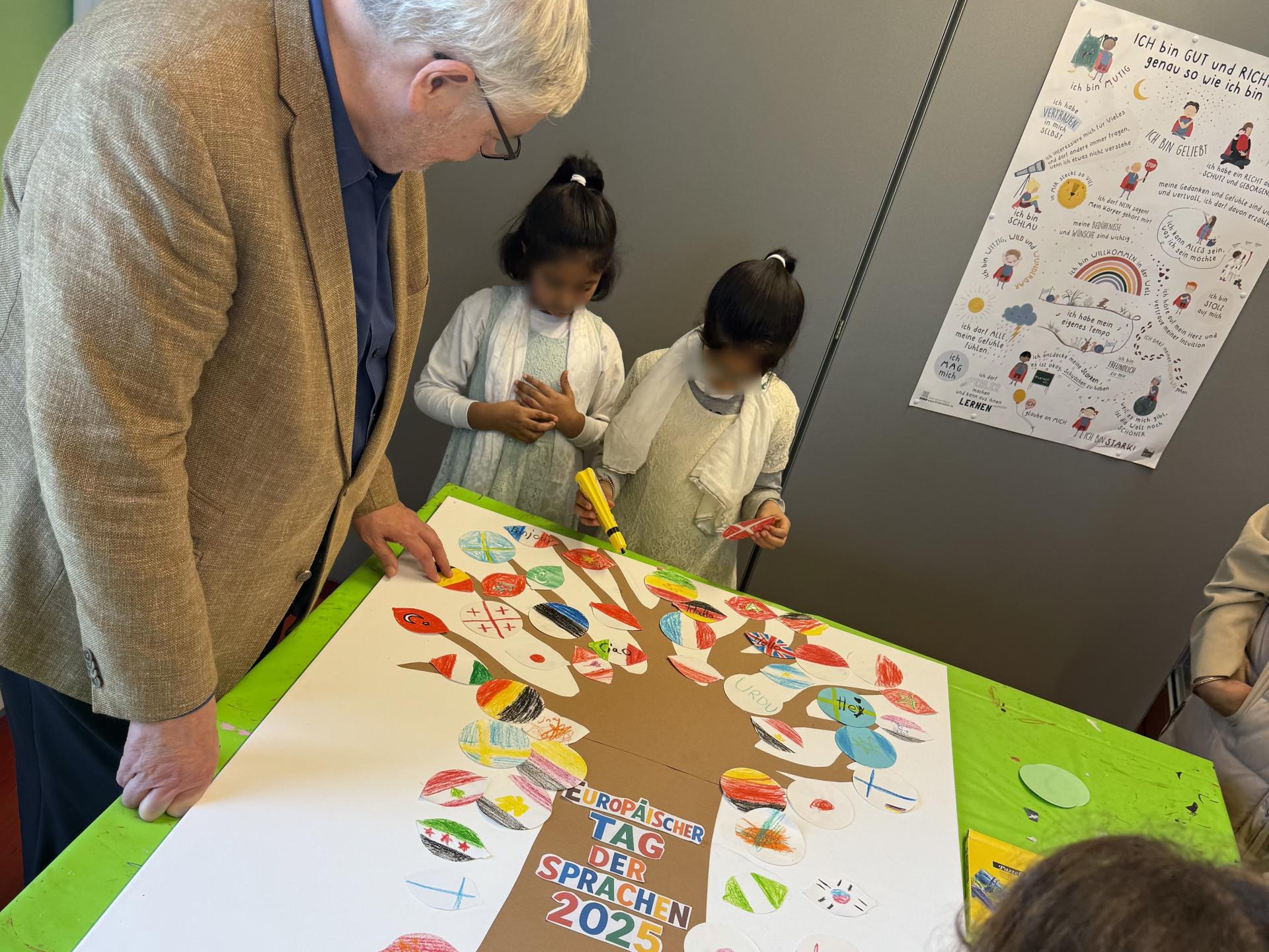 Im Rahmen des Europäischen Tages der Sprachen gestalteten die teilnehmenden Kinder eine große Collage, die die bunte sprachliche Vielfalt der Gruppe widerspiegelt.