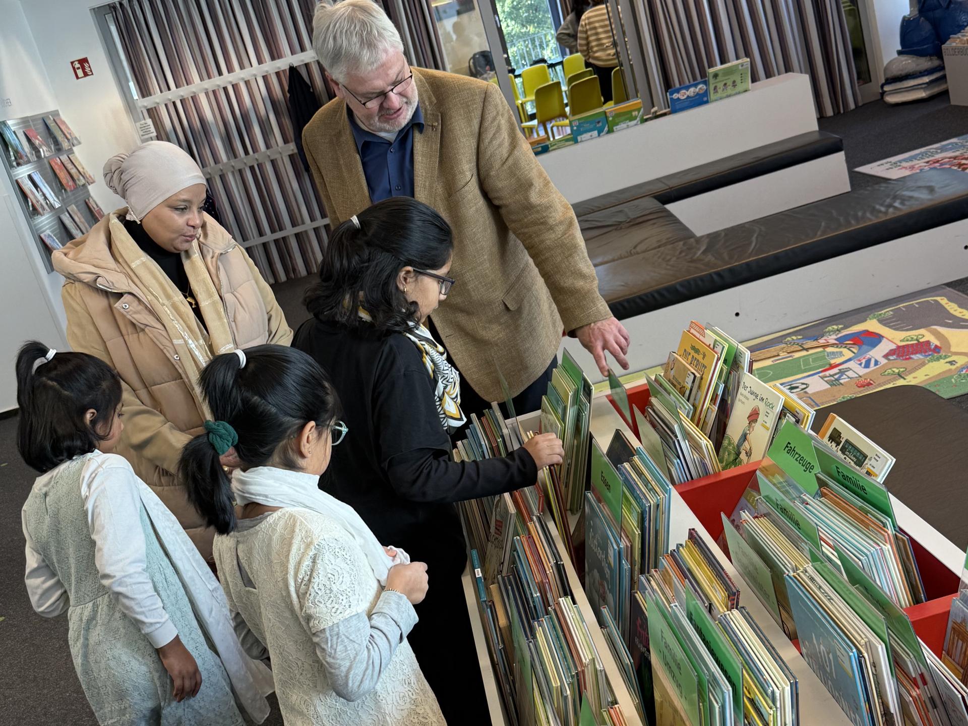 Bürgermeister Markus Püll feierte mit jungen Menschen den Europäischen Tag der Sprachen 2025 in der Stadtbibliothek, organisiert vom CBE e.V..