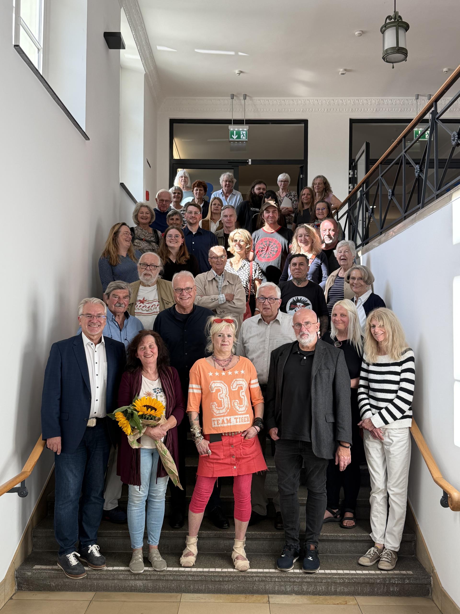 Gruppenbild der Ausstellungseröffnung "Papier - Paperi" am 05. September im Historischen Rathaus. 
