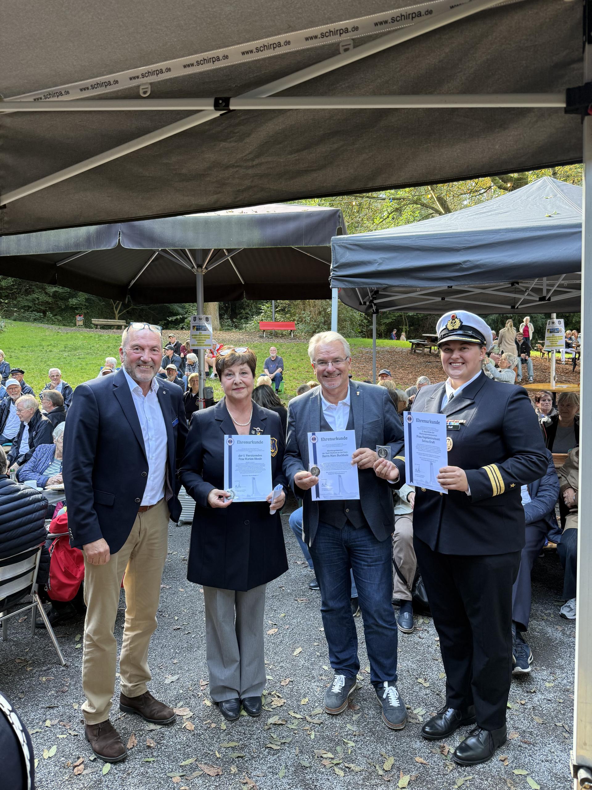 Im Rahmen der Feierlichkeiten rund um das 125-jährige Jubiläum der Marinekameradschaft Mülheim an der Ruhr e.V. “KORMORAN“ wurden Ehrenurkunden des Deutschen Marinebundes e.V. überreicht.