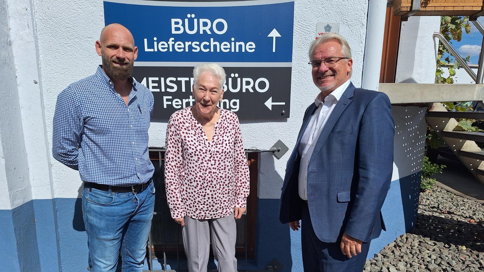 Oberbürgermeister Marc Buchholz (rechts) mit der Geschäftsführung der Firma Ernst-Leo Krick GmbH