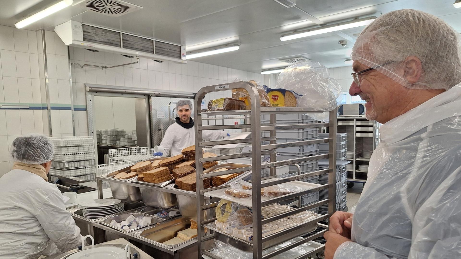 Oberbürgermeister Marc Buchholz (rechts) mit Mitarbeitern der Firma Klüh Catering GmbH