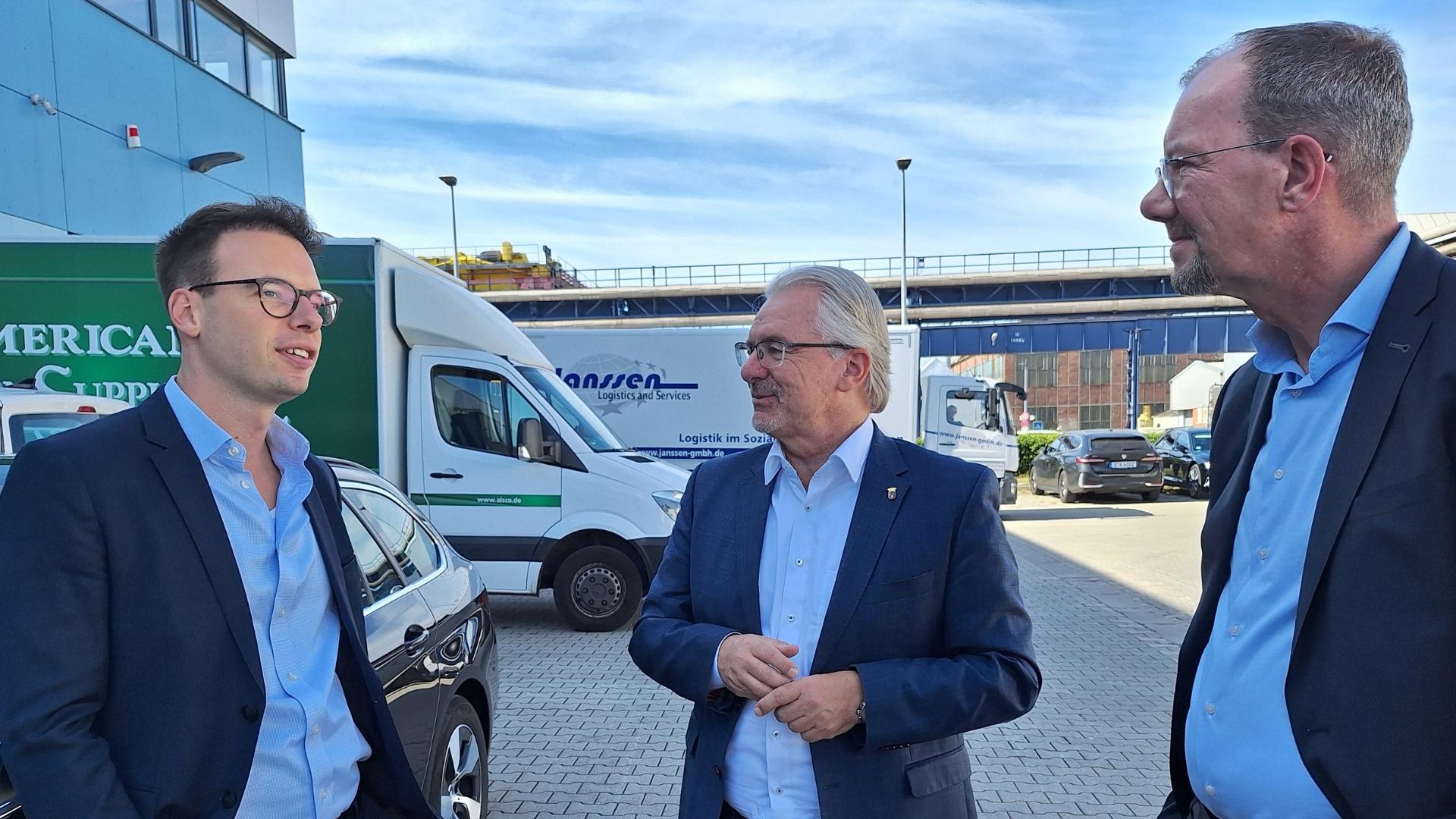 Oberbürgermeister Marc Buchholz (Mitte) mit der Geschäftsführung der Firma Klüh Catering GmbH