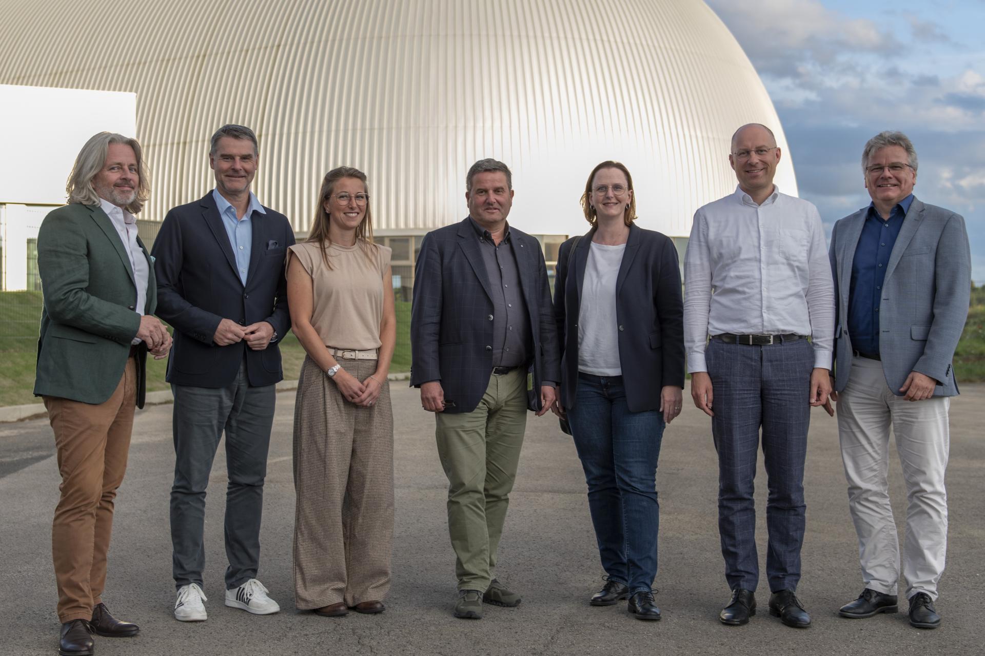 Die Jurymitglieder haben sich vor der Luftschiffhalle für ein Foto aufgestellt.