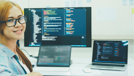 Programmiererin bei der Arbeit