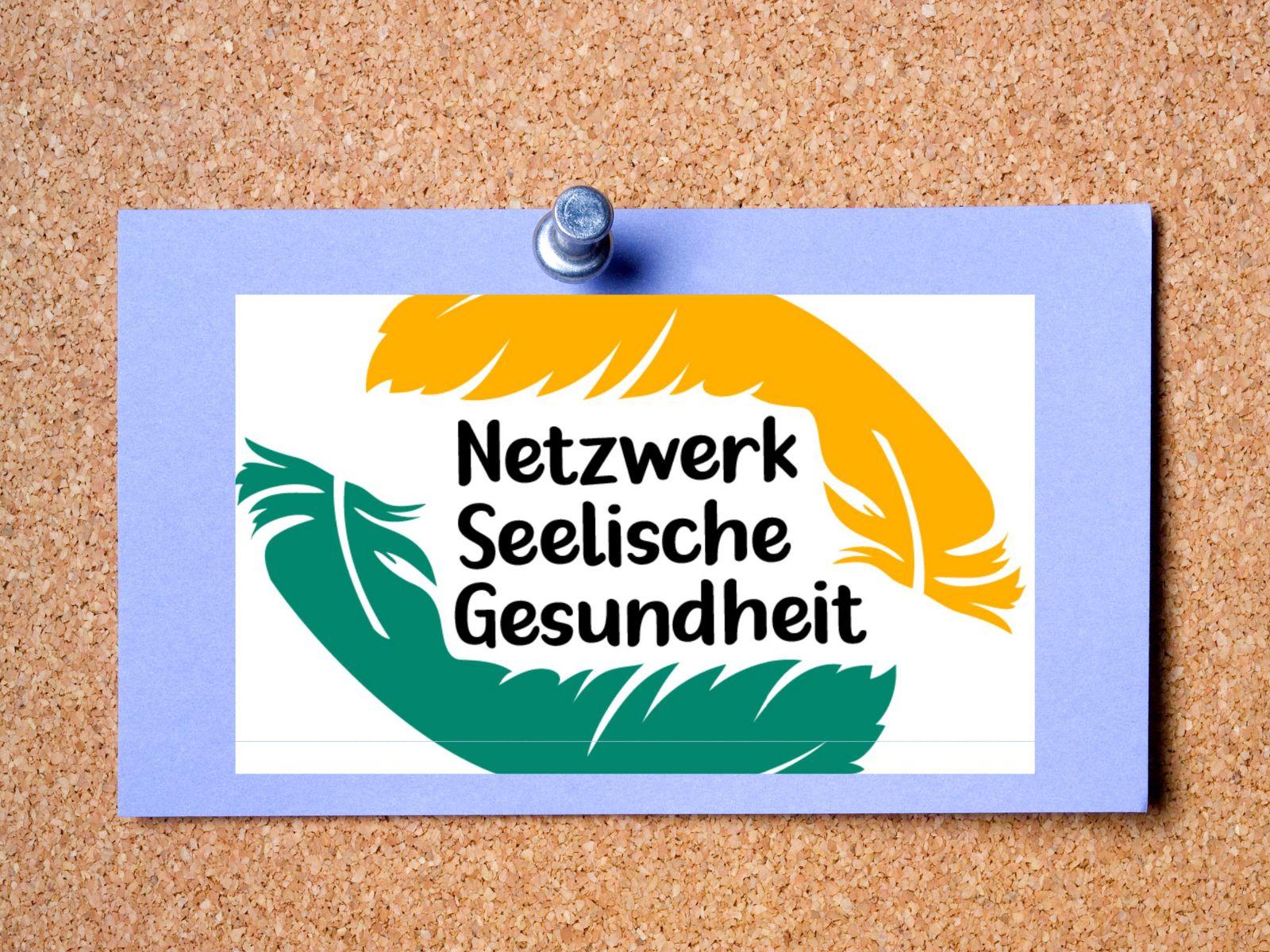 Logo mit einer grünen und gelben Feder mit dem Inhalt "Netzwerk Seelische Gesundheit"