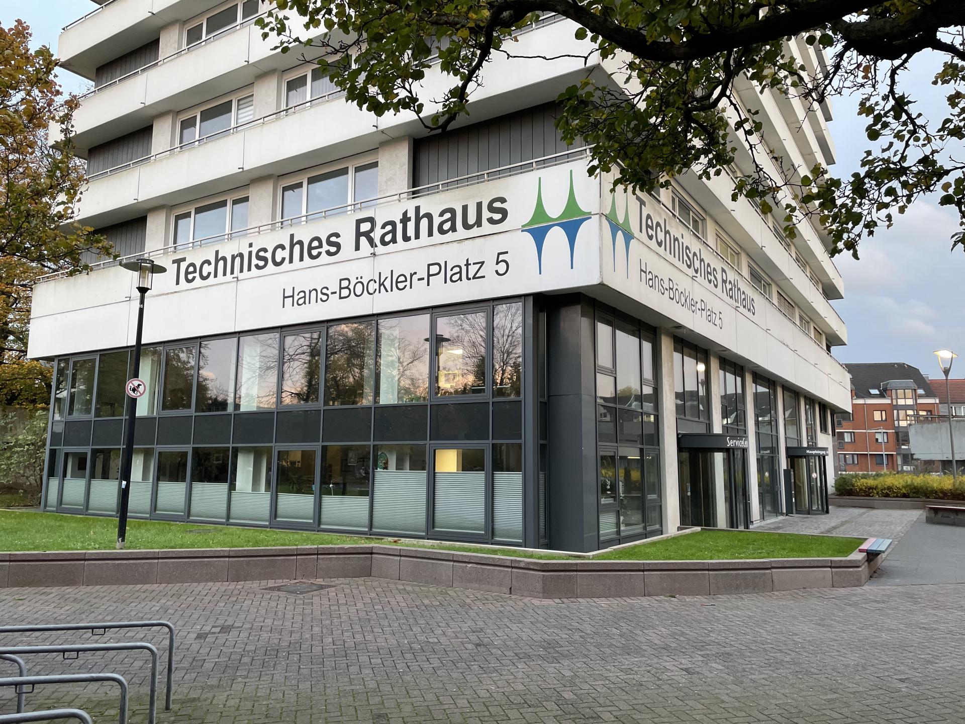 Außenaufnahme zeigt den Eingangsbereich des Technischen Rathauses in Mülheim an der Ruhr