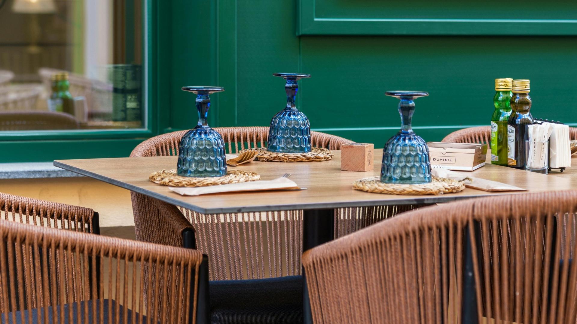 außen Tisch mit Stühlen vor Restaurant