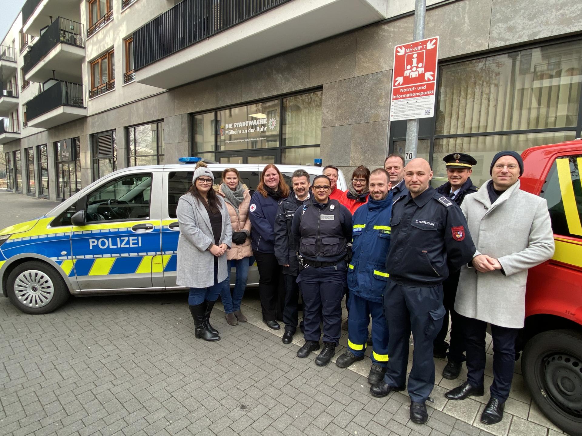 Gruppenfoto vor dem Notruf- und Informationspunkt 7 an der Stadtwache