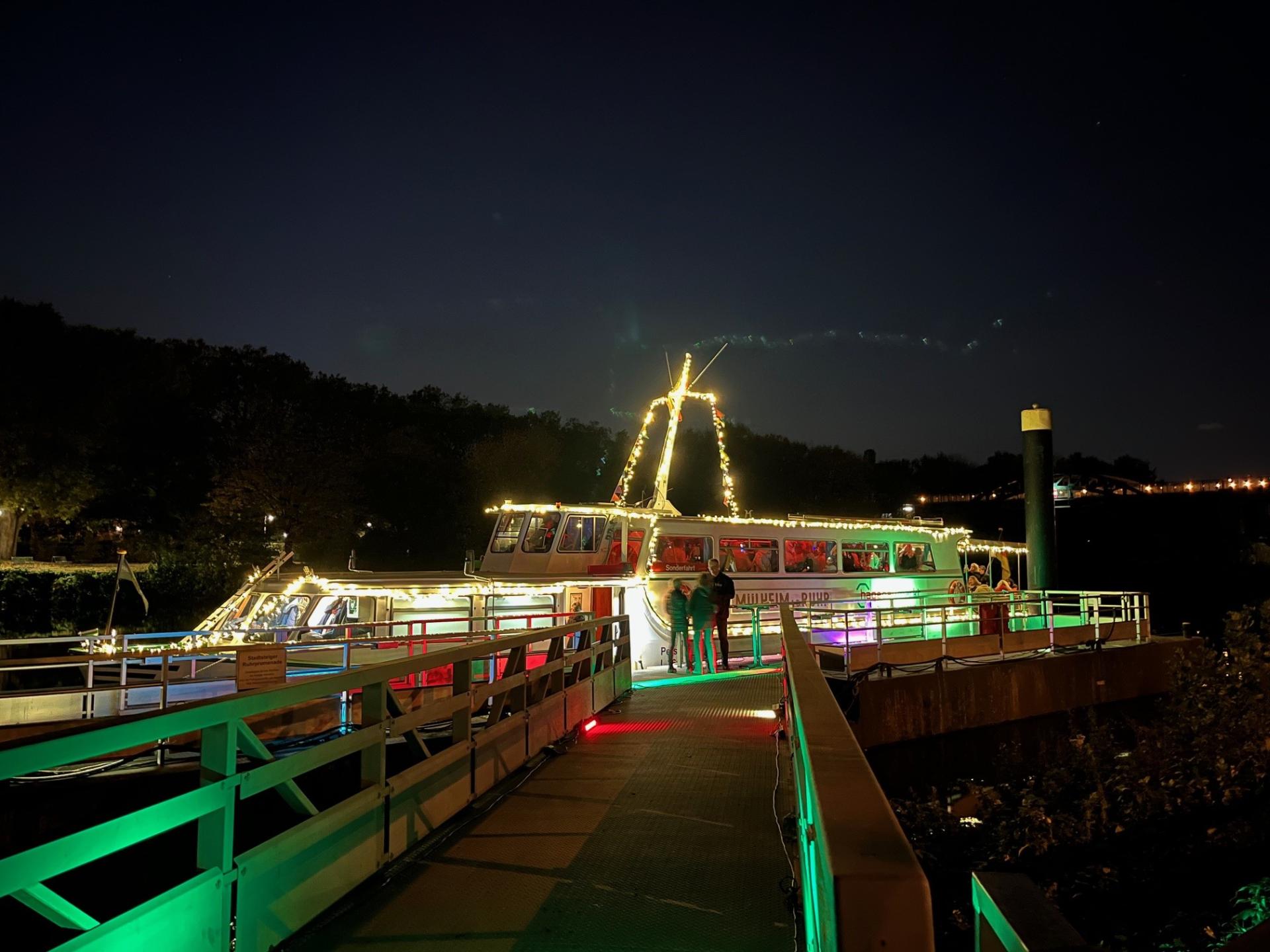 Das Partyschiff der Weißen Flotte liegt hell erleuchtet für den After Work Treff für Frauen am Stadtsteiger.
