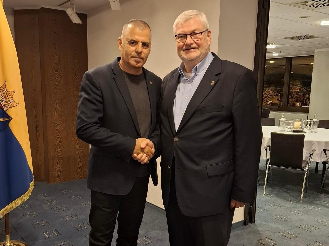 Bürgermeister Rafi Sa'ar (links) und Bürgermeister Markus Püll (rechts) tauschten sich im Rahmen einer israelischen Delegationsreise aus..