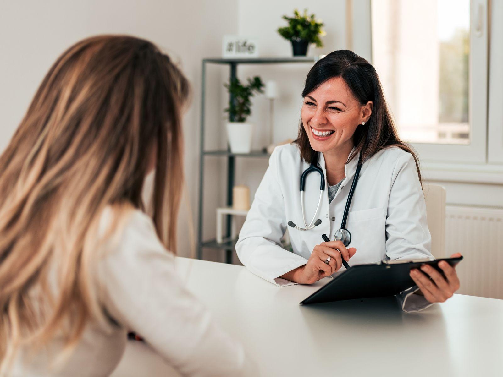 Eine Betriebsärztin berät eine Patientin.