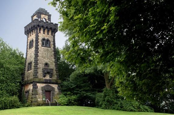 Der aus Ruhrsandstein erbaute Bismarckturm ermöglicht hoch oben auf dem Kahlenberg einen beeindruckenden Ausblick über die Saarn-Mendener Ruhrauen