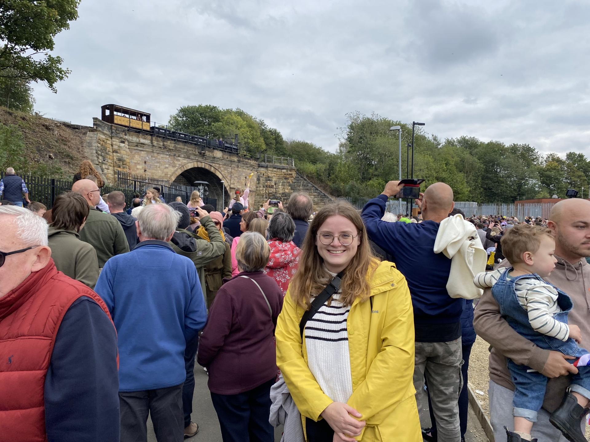 Bürgermeisterin Ann-Kathrin Allekotte – im Hintergrund die historische Fahrt der Locomotive 1 anlässlich des 200. Jubiläums der Strecke Darlington-Stockton. Die Bahn fährt über die Skerne Bridge, über die vor 200 Jahren der erste Personenzug der Welt fuhr.