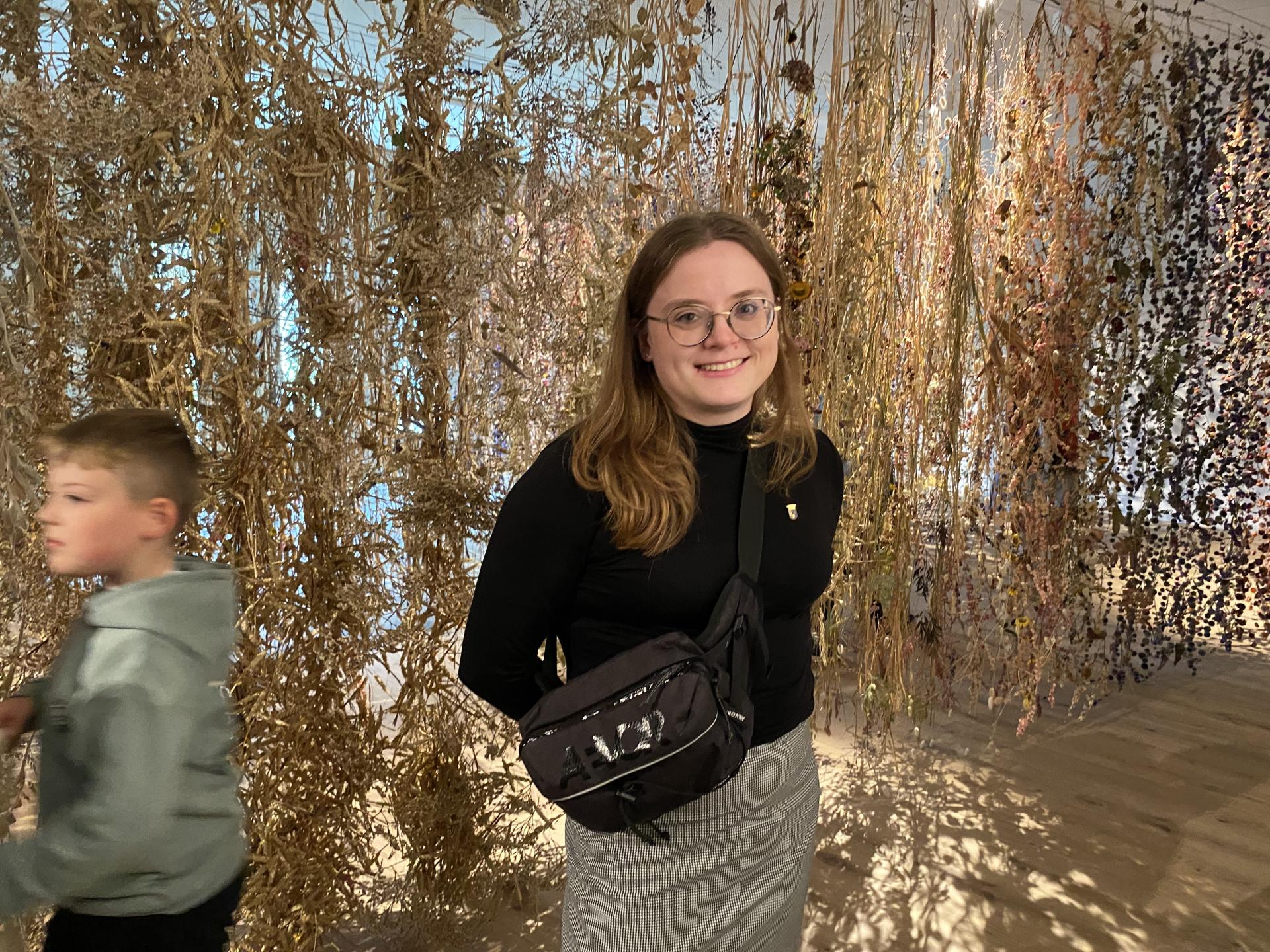 Bürgermeisterin Ann-Kathrin Allekotte besichtigt eine Ausstellung im neuen Trakt des Preston Park Museums. Die Künstlerin hat Pflanzen entlang der Bahnstrecke gesammelt, getrocknet und in eine raumfüllende Installation verwandelt.