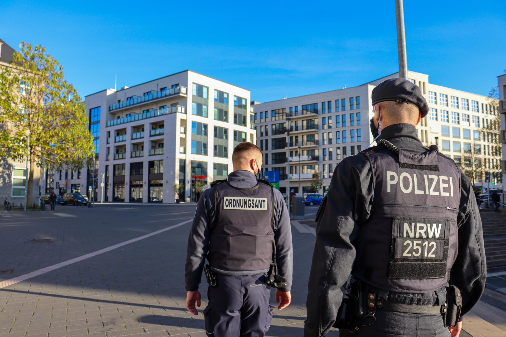 Das Mülheimer Ordnungsamt läuft mit Unterstützung der Polizei Streife im Mülheimer Stadtgebiet, um die Einhaltung der Coronaschutz-Maßnahmen zu kontrollieren. Auf dem Foto befinden sich zwei uniformierte Ordnungshüter, die entlang des Mülheimer Stadthafens in Richtung des StadtQuartiers Schlossstraße laufen.