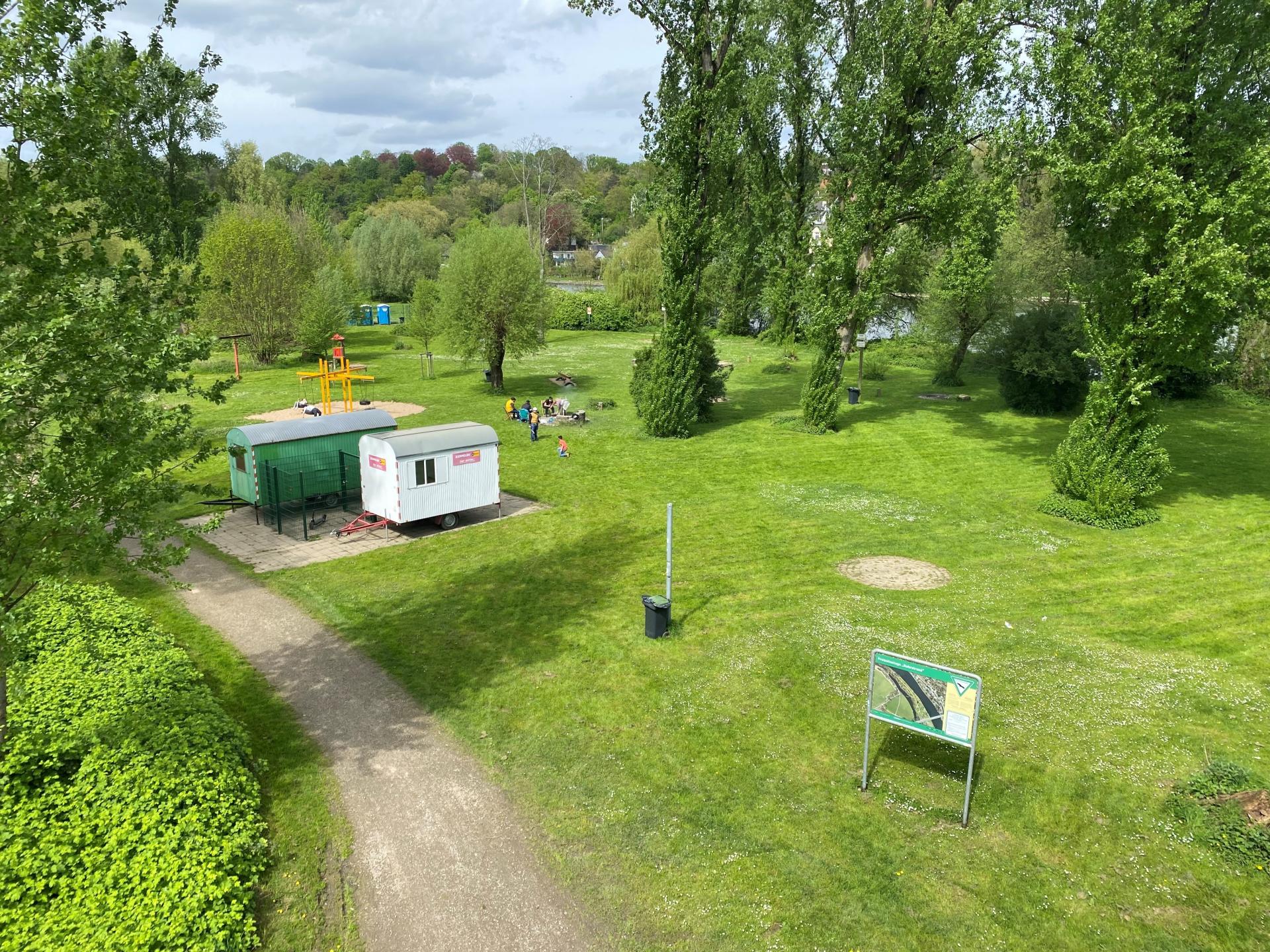 Freizeitanlage Ruhrstrand mit Bauwagen und Spielflächen im Frühjahr.