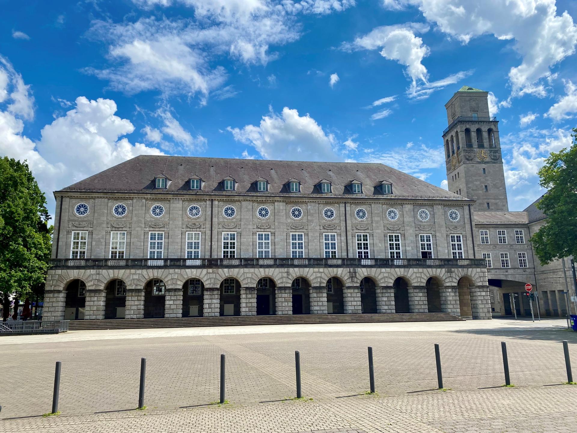 Rathausmarktplatz mit historischem Rathaus 