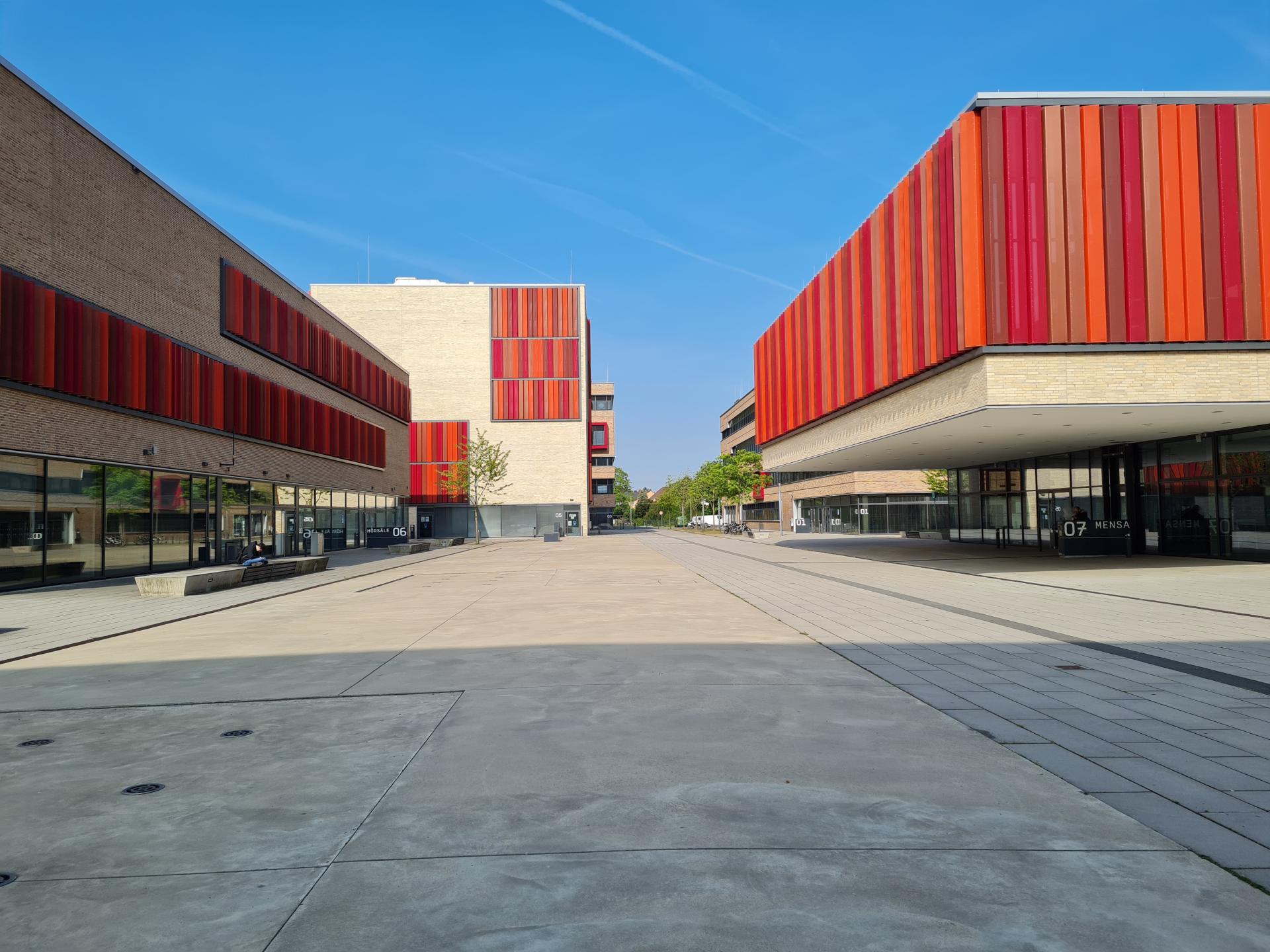 Hochschule Ruhr West, HRW Campus, im Sonnenschein