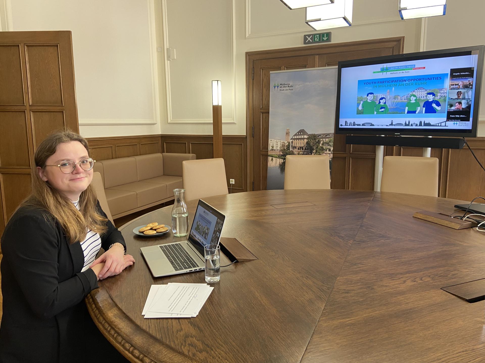 Bürgermeisterin Ann-Kathrin Allekotte im Rahmen der Internationalen Jugendkonferenz 2025 im Onlineformat.