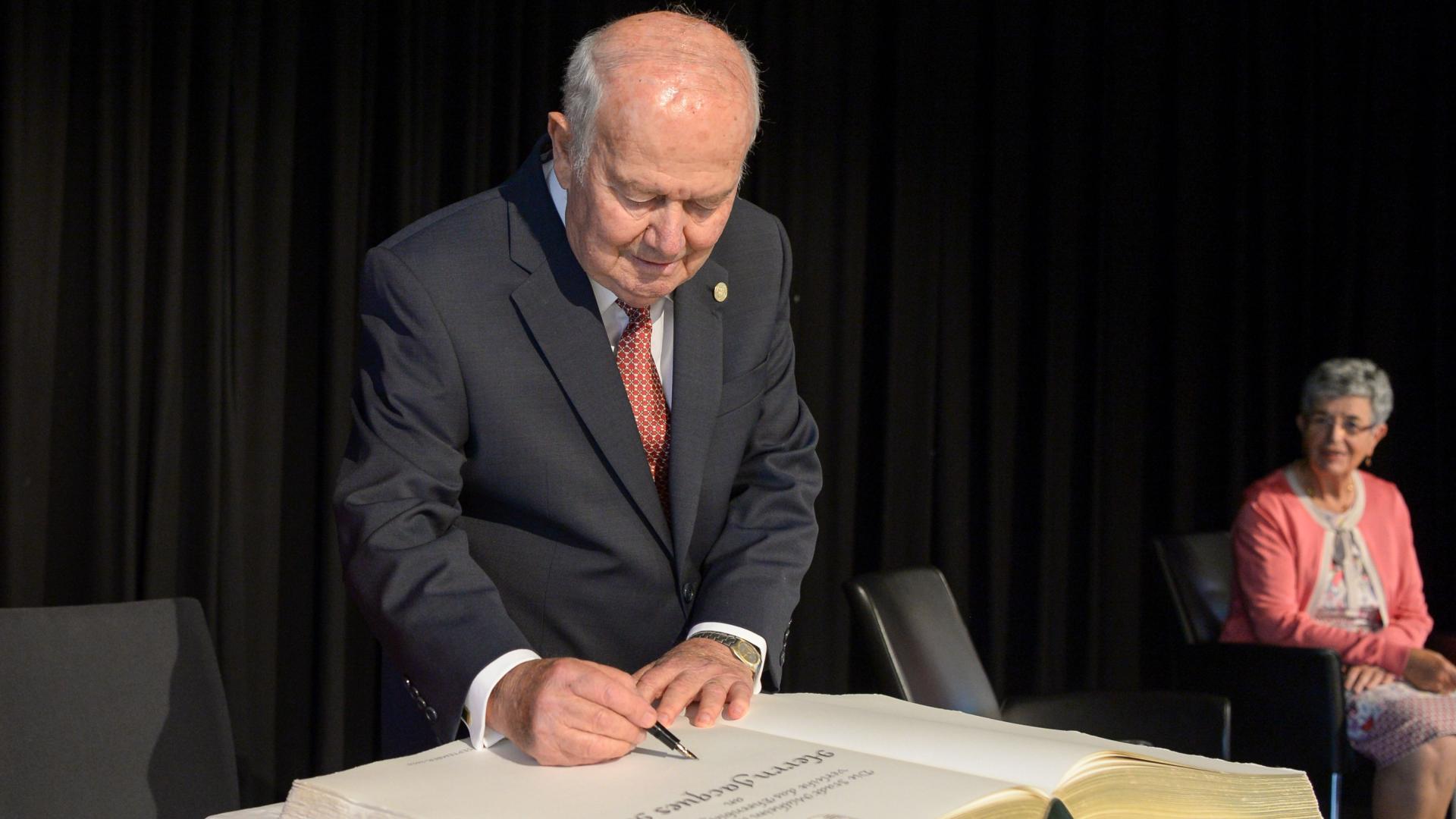 Jacques Marx bei der Eintragung ins goldene Buch der Stadt Mülheim an der Ruhr. 