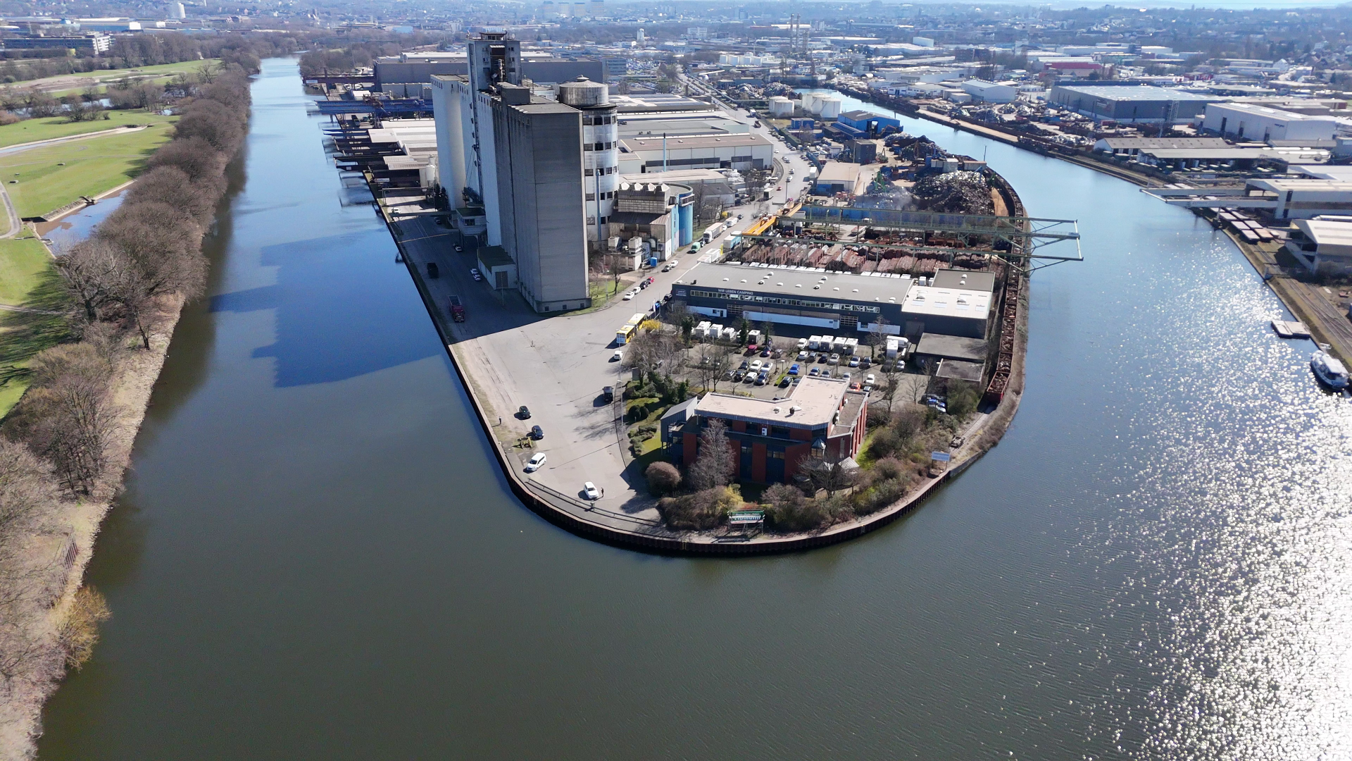 Ein Luftbild vom Anflug auf den Nord und Suedhafen