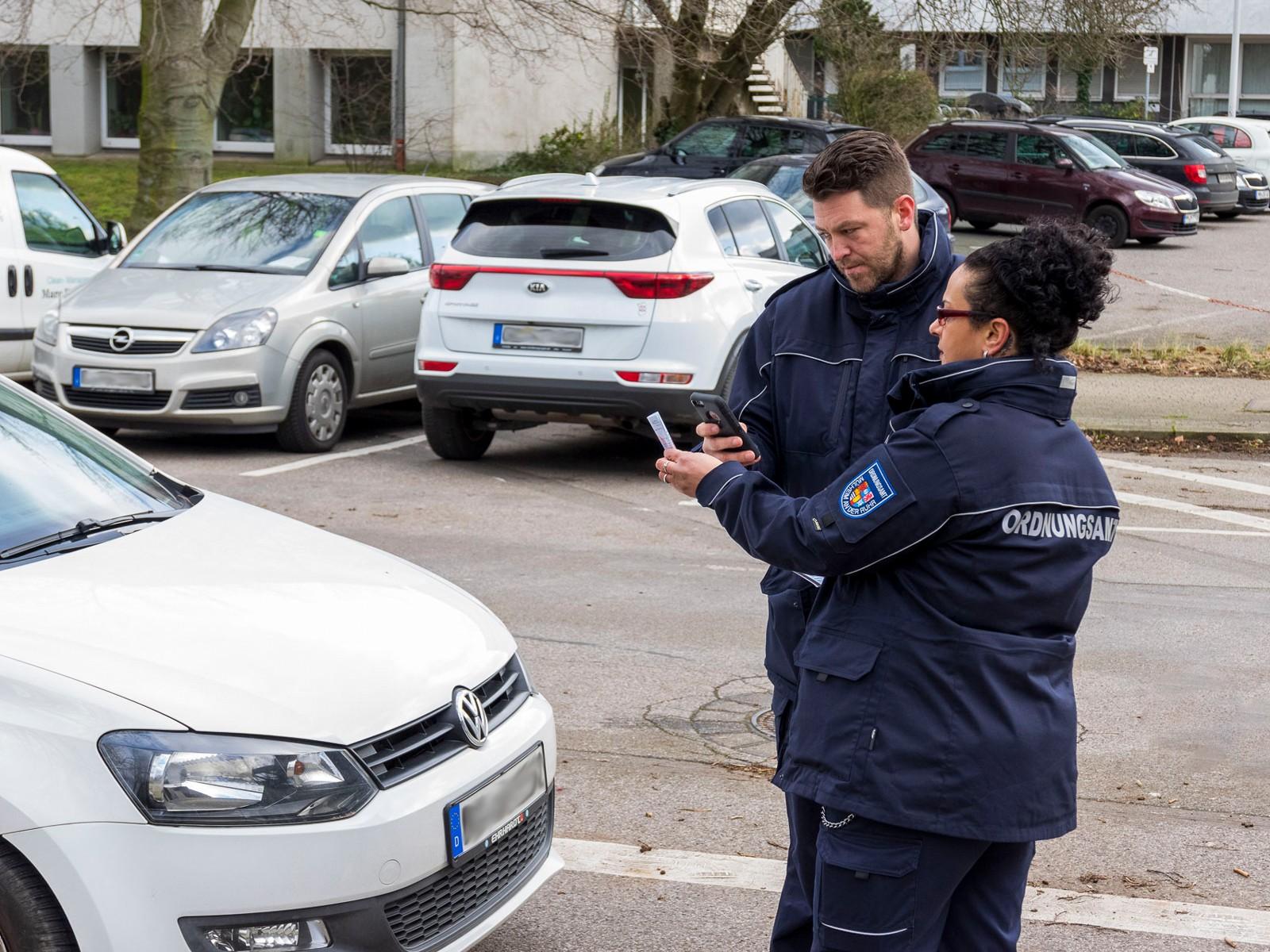  Die Überwachung des ruhenden Verkehrs ist eine zentrale Aufgabe des Ordnungsamtes. Die häufigsten Beschwerden, die in der Leitstelle eingehen, beziehen sich auf Parkverstöße