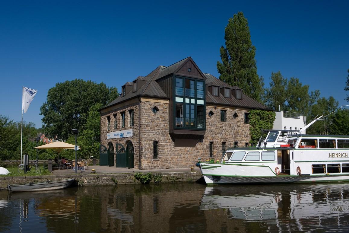 Das ehemalige Bootshaus beherbergt heute ein Erlebnismuseum, das zur Erkundung rund um die Natur am und im Fluss einlädt.