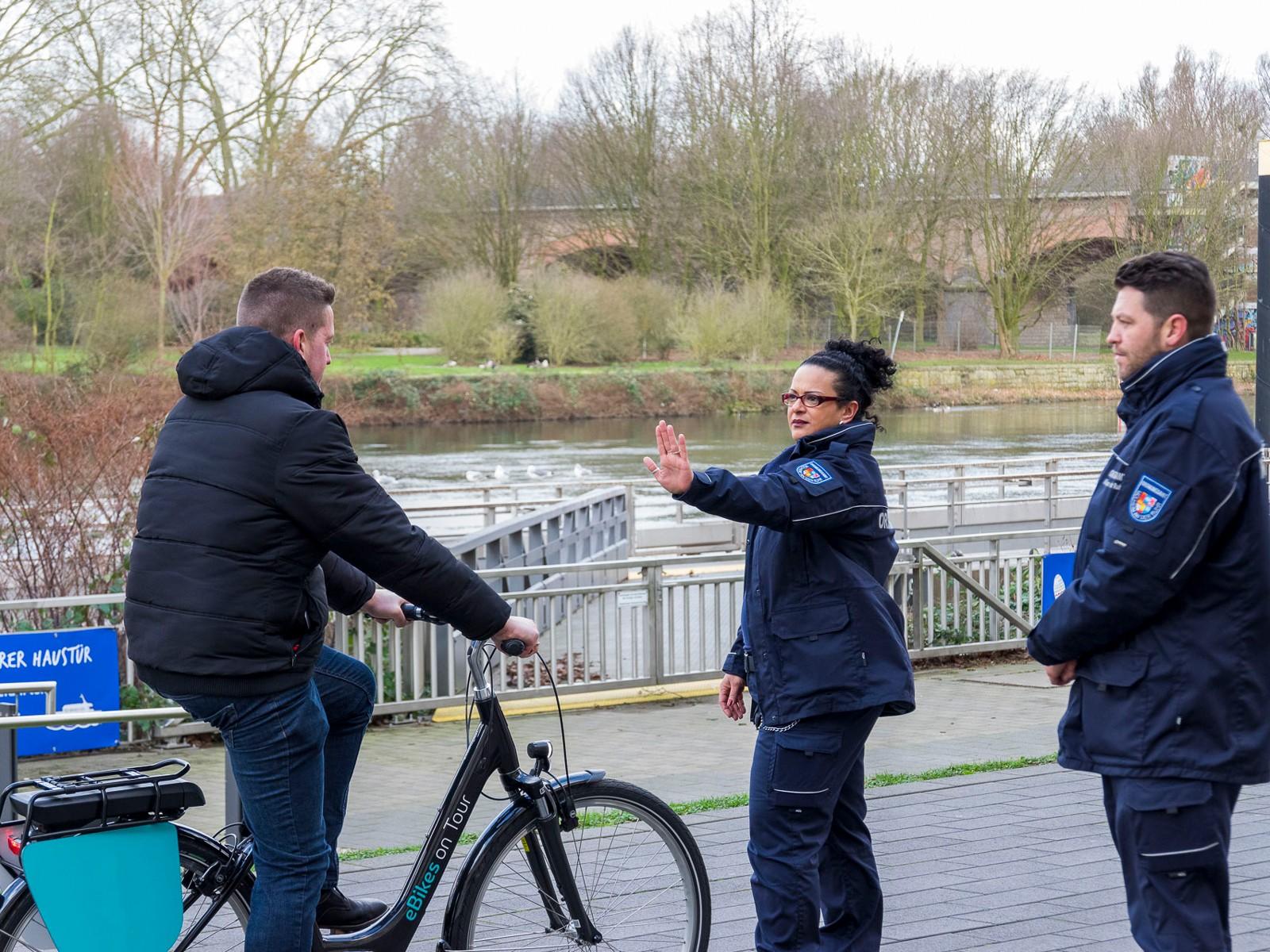 Die Ruhrpromenade ist eine Fußgängerzone, in der Radfahren gestattet ist. Radfahrer müssen dabei Rücksicht auf Fußgänger nehmen und dürfen sie nicht behindern oder gefährden