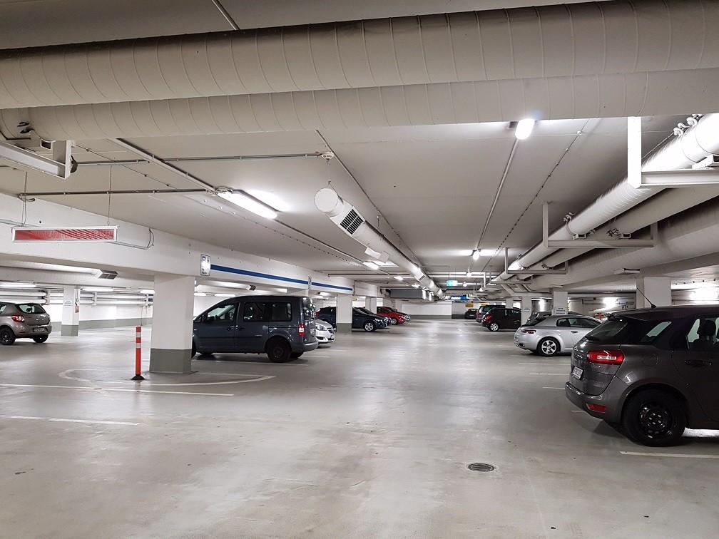 Blick in die Tiefgarage "Schloßstraße" mit verschiedenen Parkbuchten und einigen parkenden Fahrzeugen.