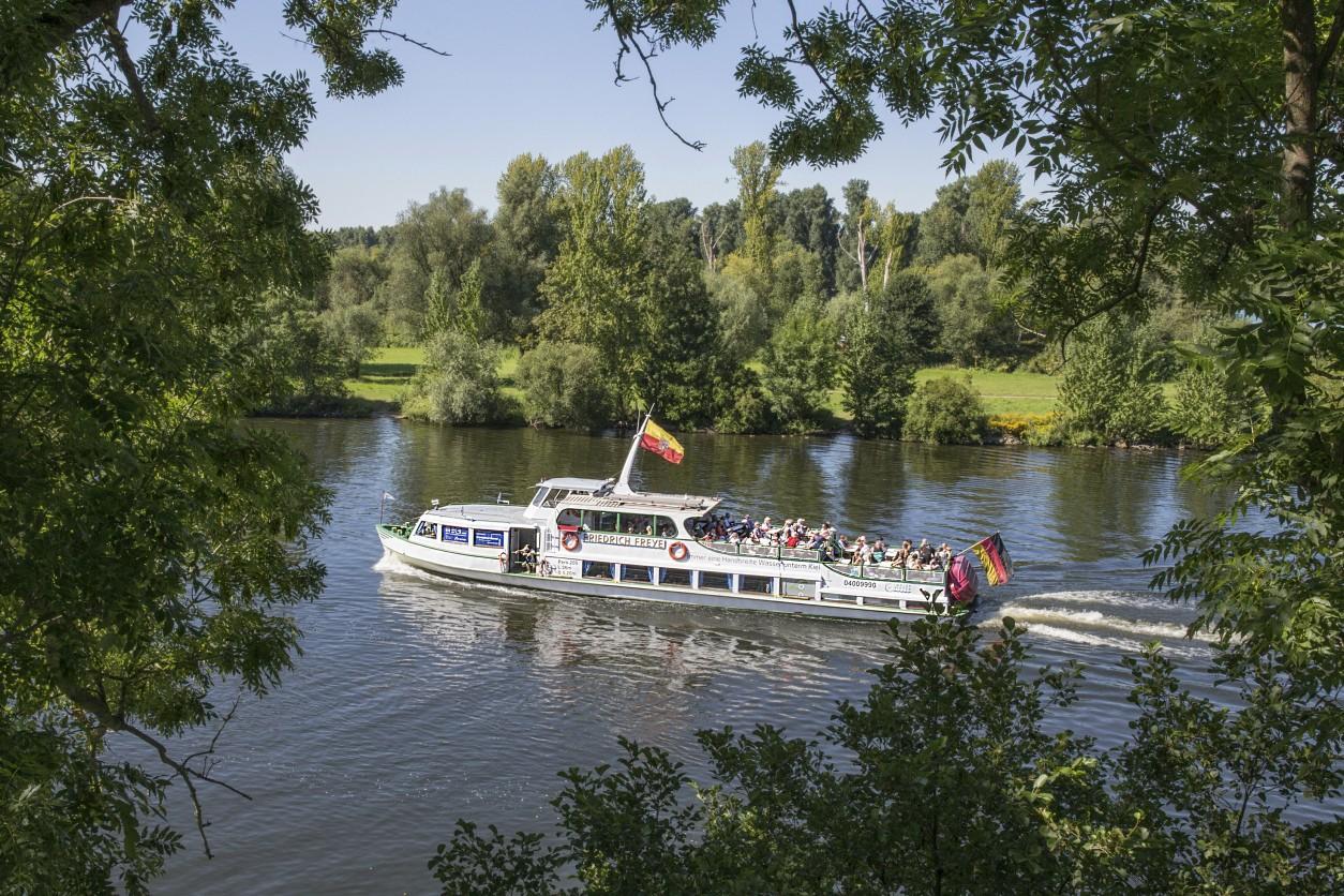 Weiße Flotte auf der Ruhr im Sommer