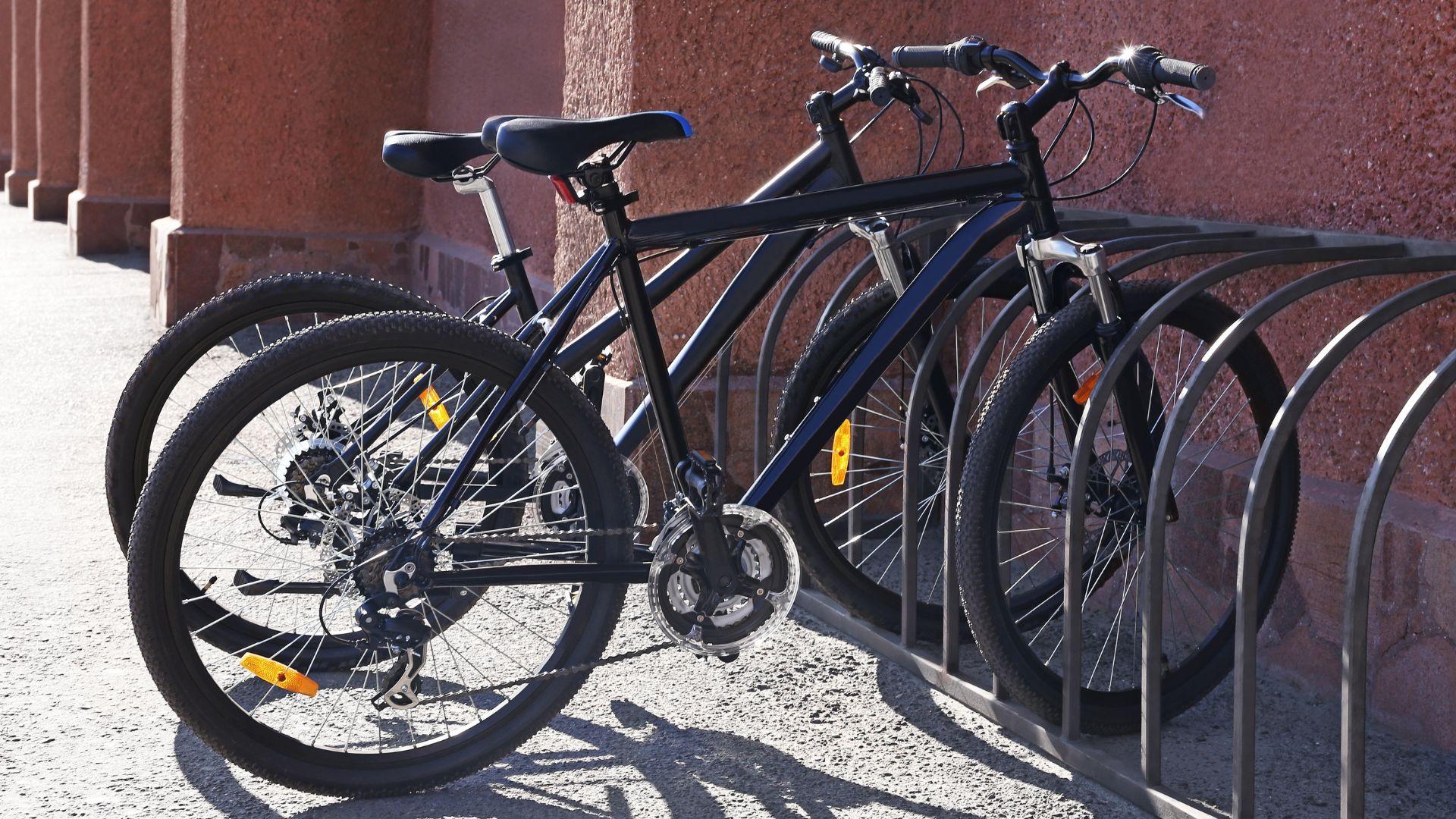 Fahrradständer mit Fahrrädern vor Gebäude