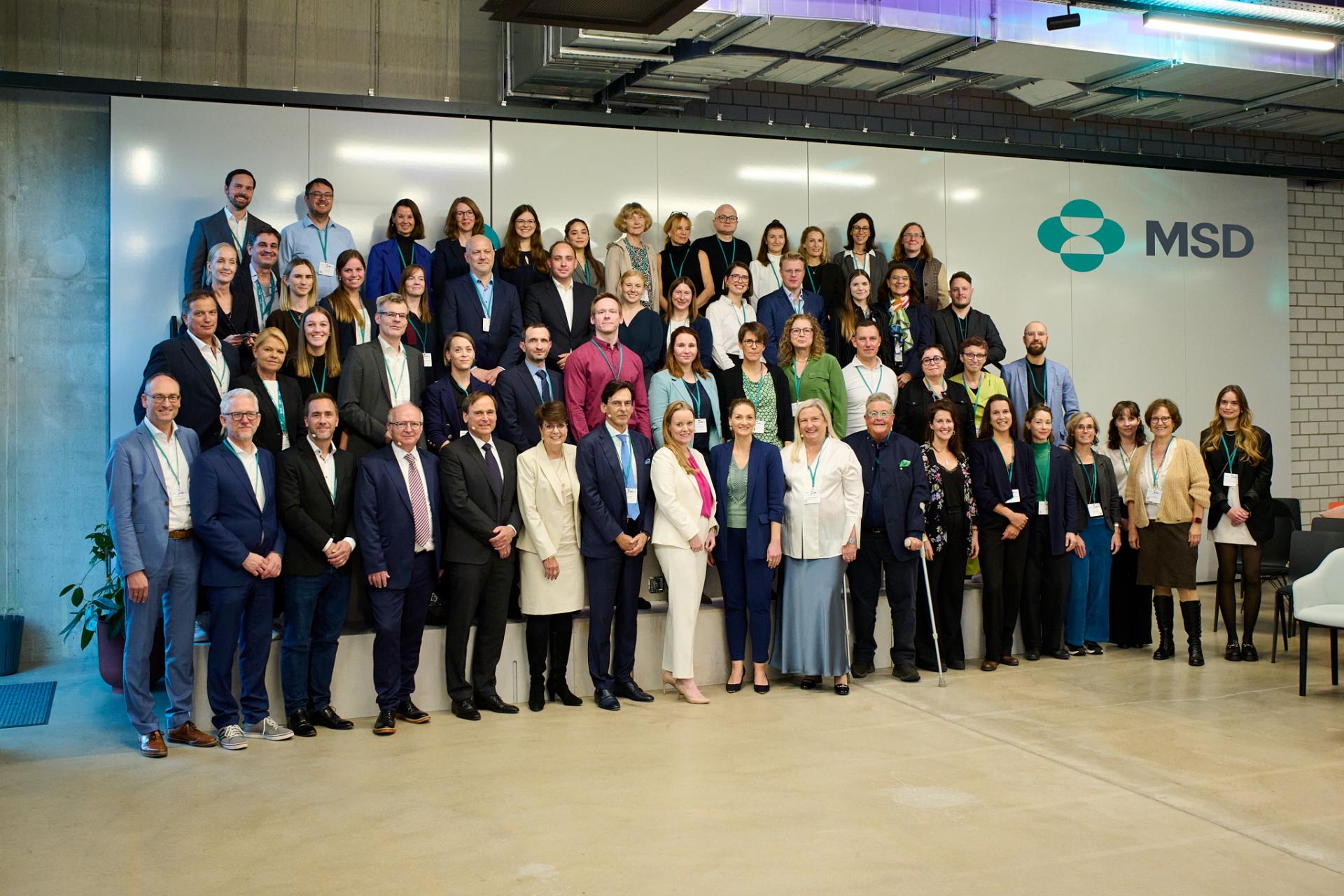 Ein Gruppenfoto zeigt: Judith Gerlach, Bayerische Staatsministerin für Gesundheit, Pflege und Prävention (unten mittig), mit den Nominierten für den MSD Gesundheitspreis, MSD Mitarbeitende und die Jury.
