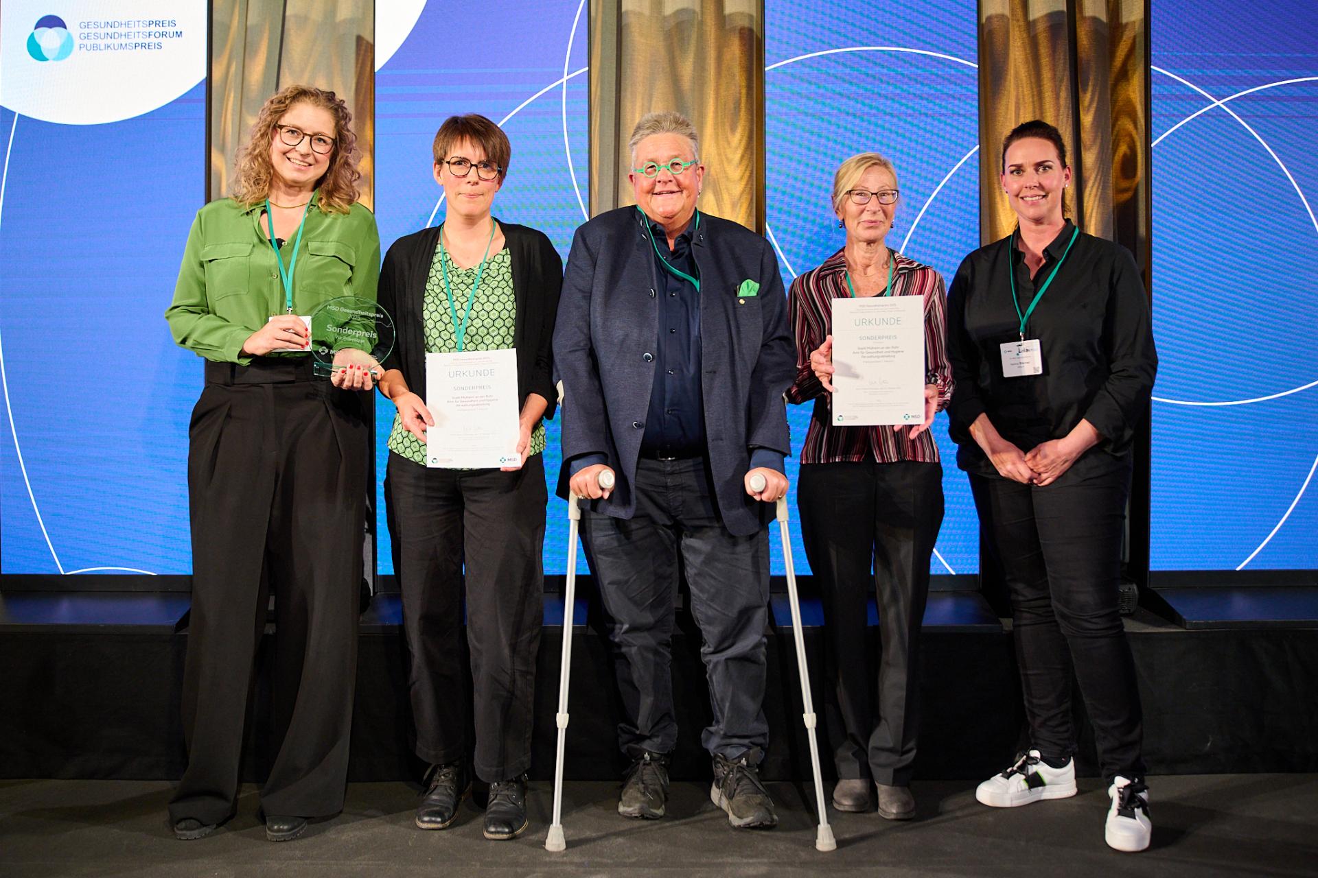 Preisübergabe an das Projekt "Impfpasscheck 7. Klassen". v.l.n.r. Dr. Saskia Bohlen, Dr. Susanne Härtig, Dr. Daniela Grobe, Claudia Schüler, Nadine Steiner