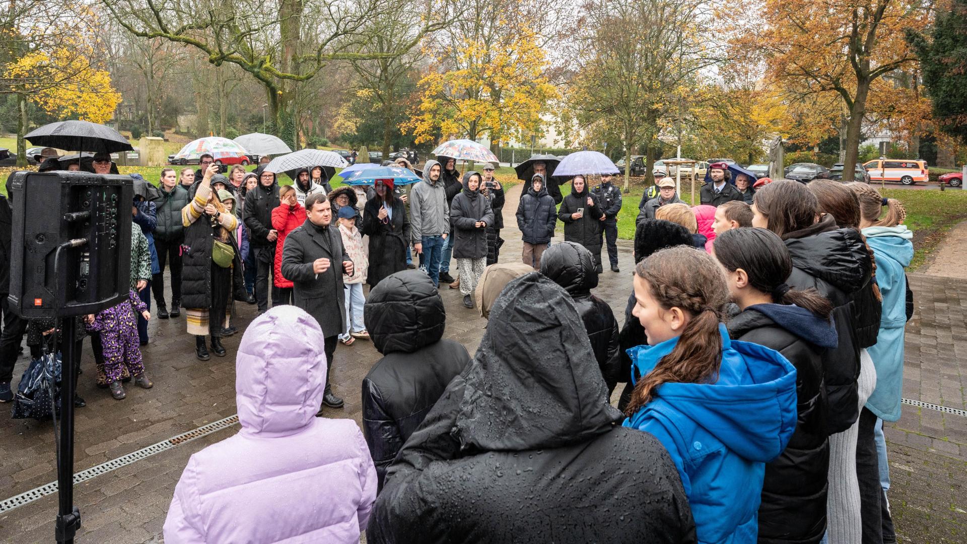Schülerinnen und Schüler der Gesamtschule Saarn beim Volkstrauertag am 16. November 2025. 