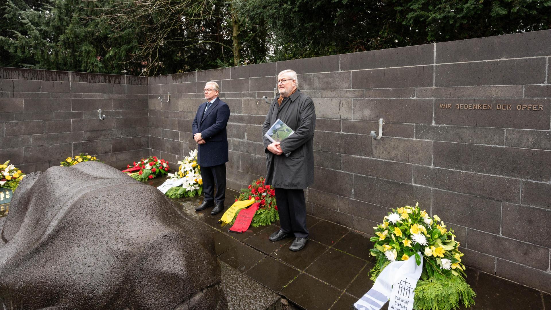 Oberbürgermeister Marc Buchholz und Bürgermeister Markus Püll bei der Kranzniederlegung anlässlich des Volkstrauertages am 16. November 2025. 