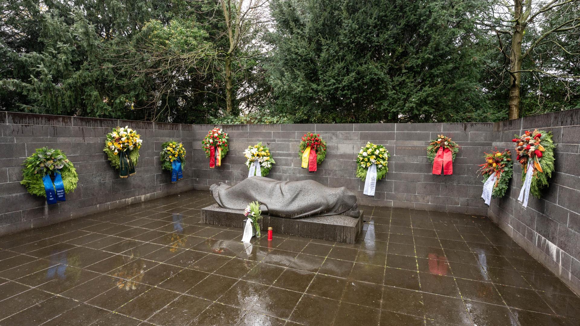 Ehrenmahnmal gegenüber dem Altstadtfriedhof am Volkstrauertag am 16. November 2025. 