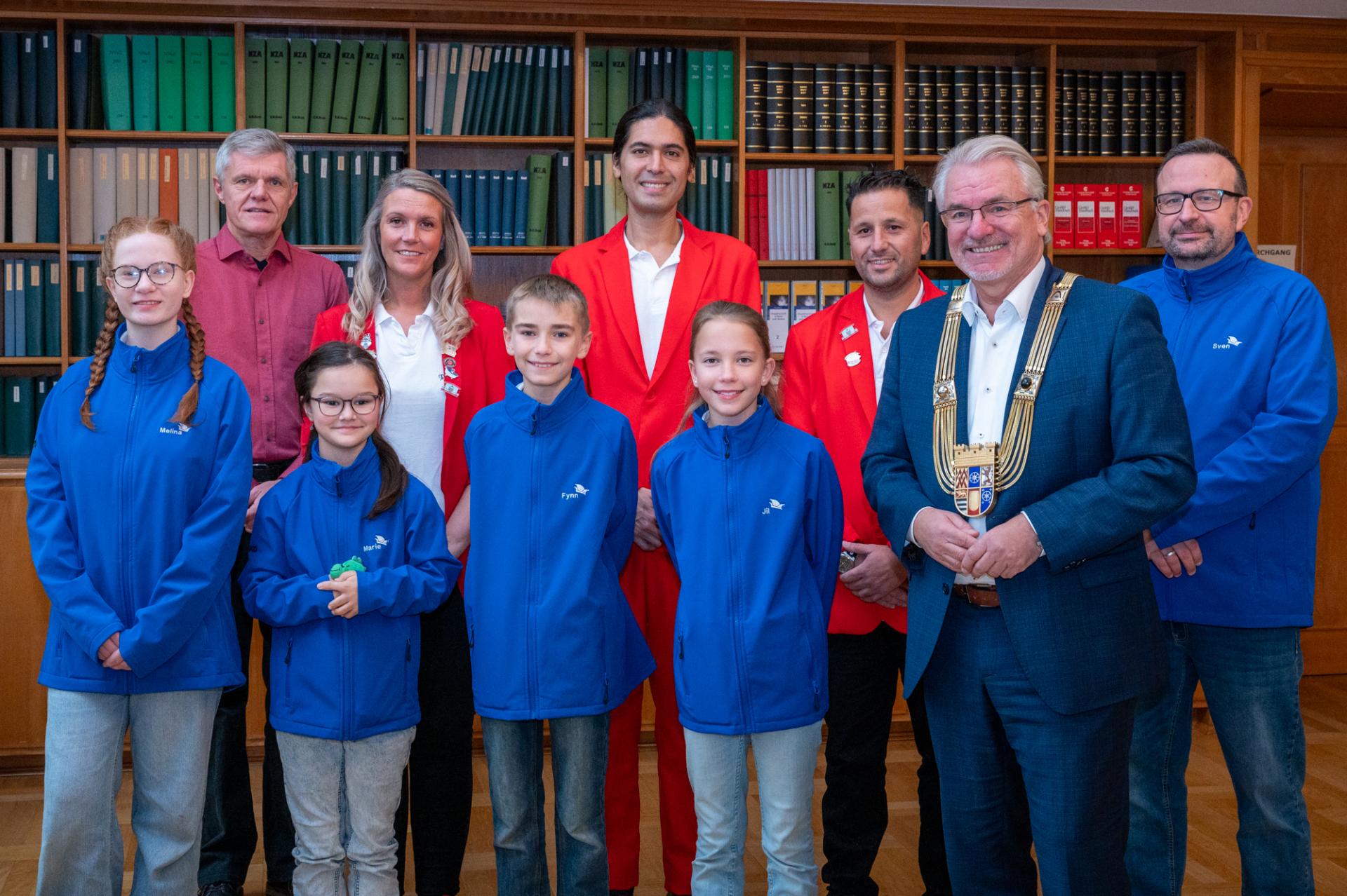 von links nach rechts, vordere Reihe: Pagin Melina, Prinzessin Marie II., Prinz Fynn I., Pagin Jil und Oberbürgermeister Marc Buchholz von links nach rechts, hintere Reihe: Prinzenführer Detlef Klapper, Prinzessin Mady I., Prinz Lucas Leonardo I., Hofmarschall Hakan und Adjutant Sven Es fehlen: Adjudantin Kiara sowie die Paginnen Sabrina und Sámantha