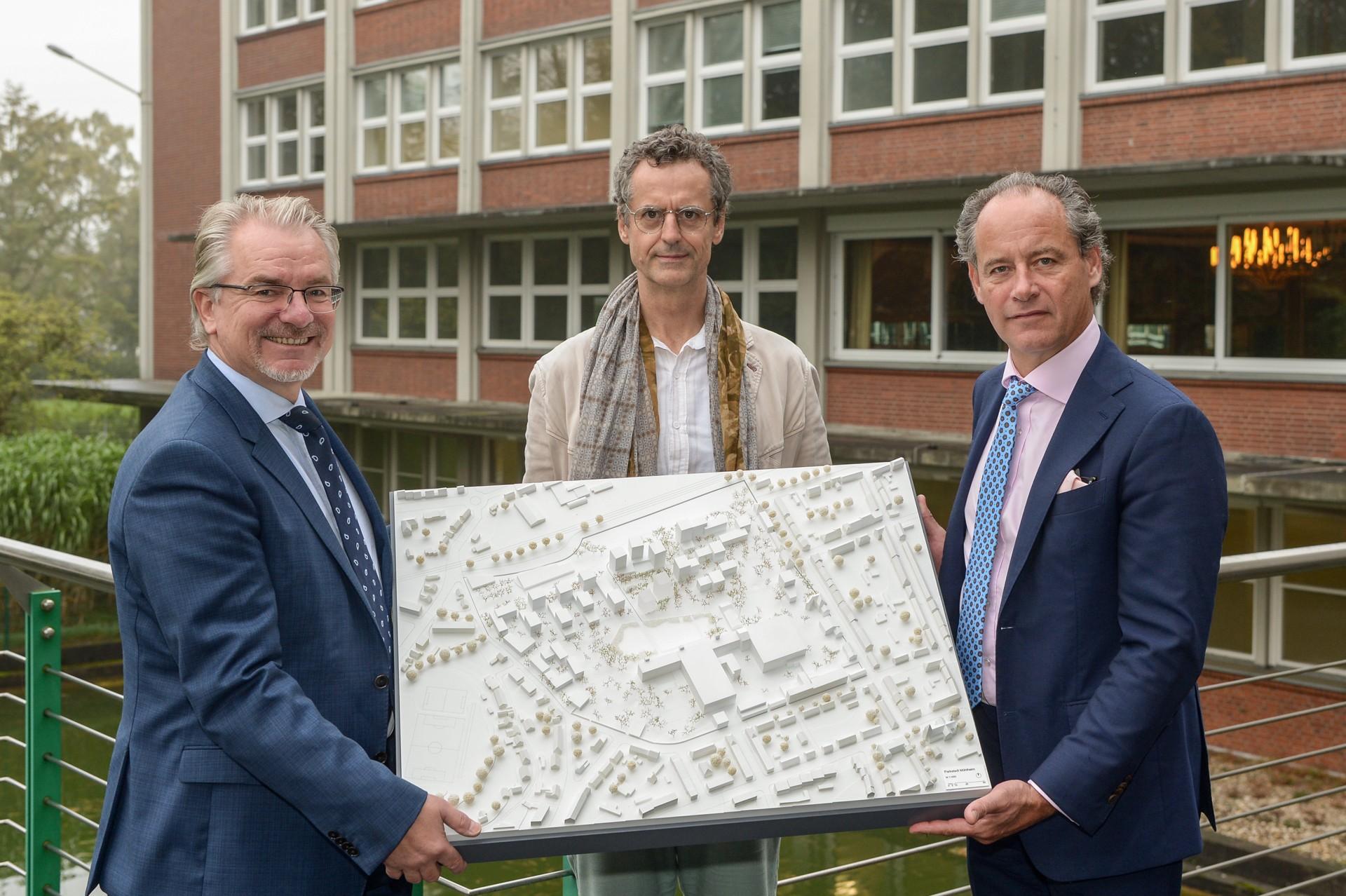 SORAVIA startet nach städtebaulichem Wettbewerb mehrjährige Entwicklung der PARKSTADT MÜLHEIM. Casino Tengelmann, Parkstadt Mülheim, ehemaliges Tengelmann-Gelände an der Wissollstraße. (v.l.) Oberbürgermeister Marc Buchholz, Bernd Vlay, Partner des StudioVlayStreeruwitz, Erwin Soravia, CEO von SORAVIA. 10.07.2021