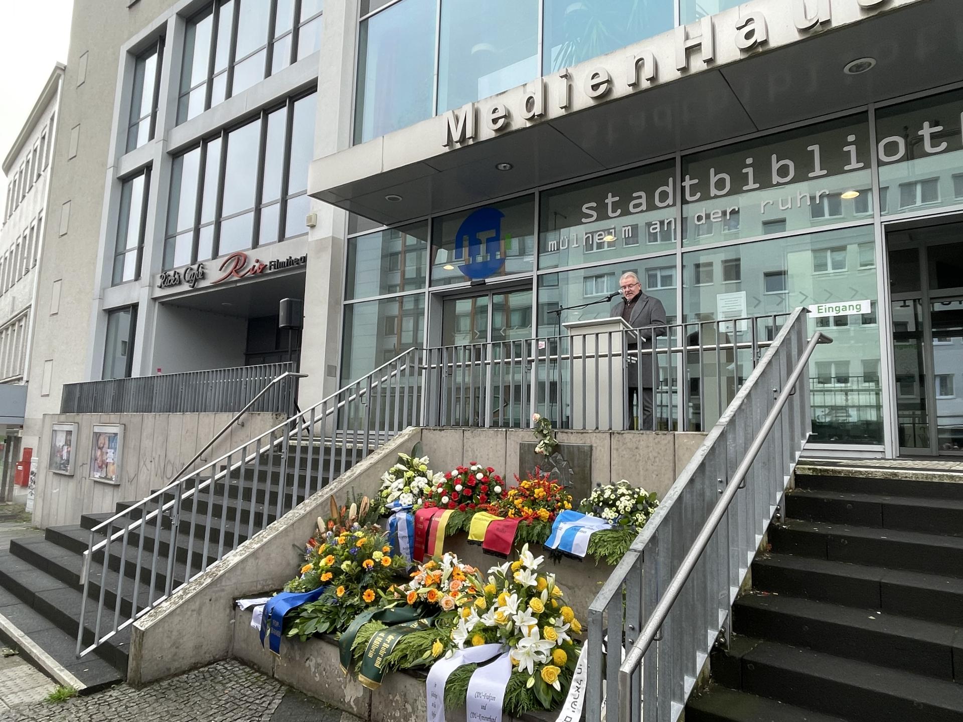 Oberbürgermeister Buchholz spricht zum Gedenken an die Reichspogromnacht. 