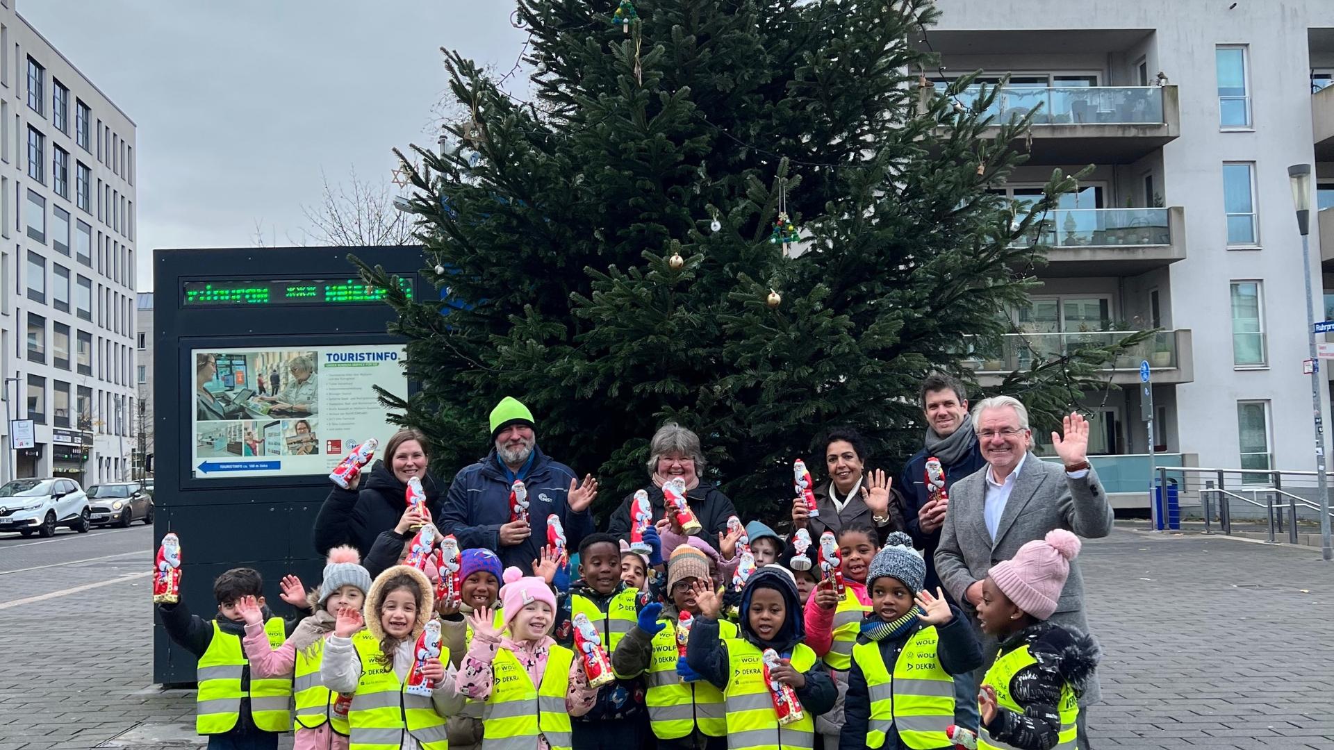 Gruppenfoto vor der Tanne mit Kindern der Kita Fiedelbär