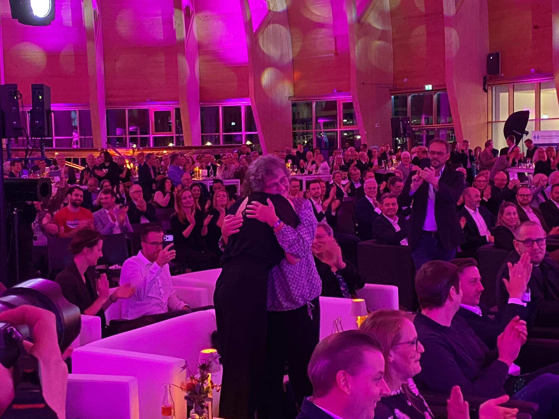 Die Gewinnerinnen des 3. Mülheimer Wirtschaftspreises fallen sich nach der Bekanntgabe im Publikum der Gala in die Arme.