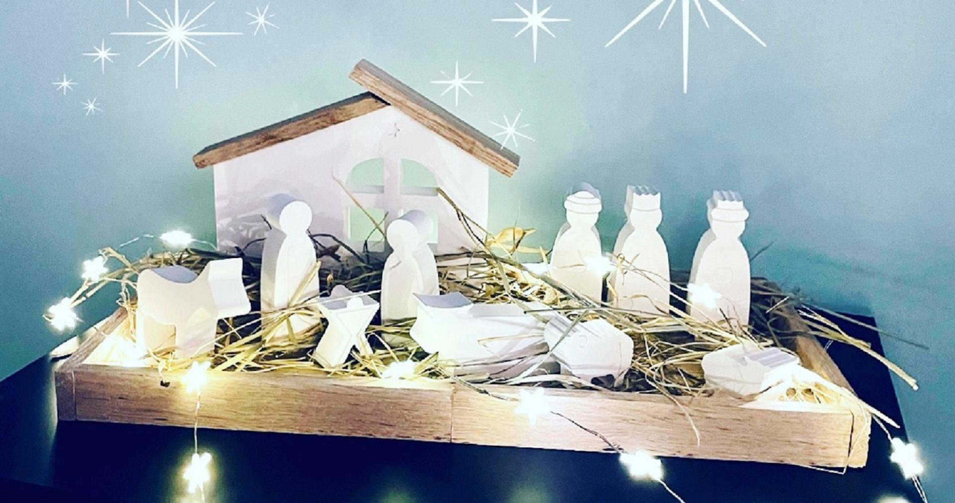 Krippe mit Figuren aus Gips von einer Ausstellerin beim Kreativ-Markt am 30. November 2025.