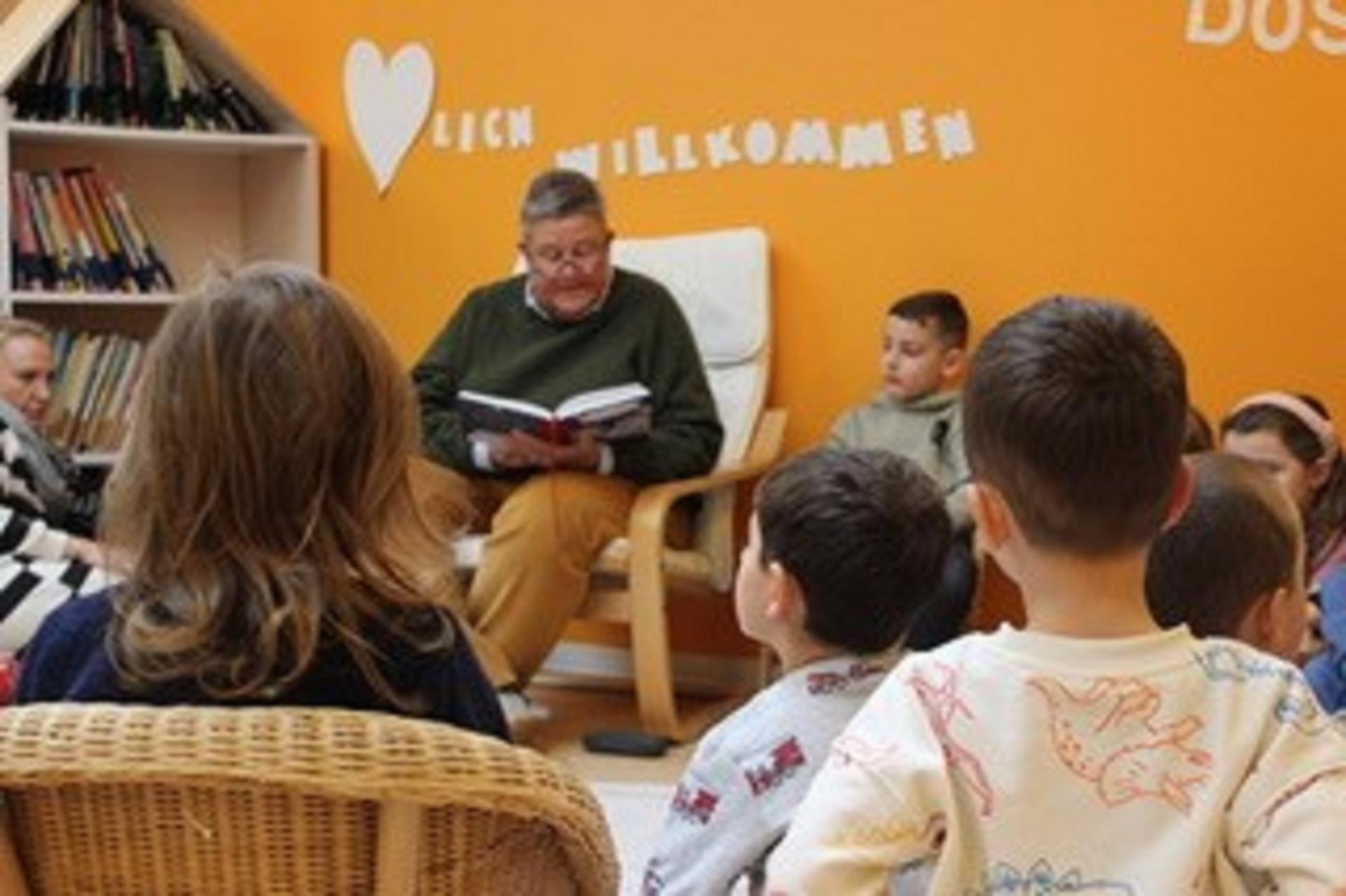 Frau Dr. Daniela Grobe liest Kindern ein Buch vor bei den Mülheimer Vorlesetagen 2024.