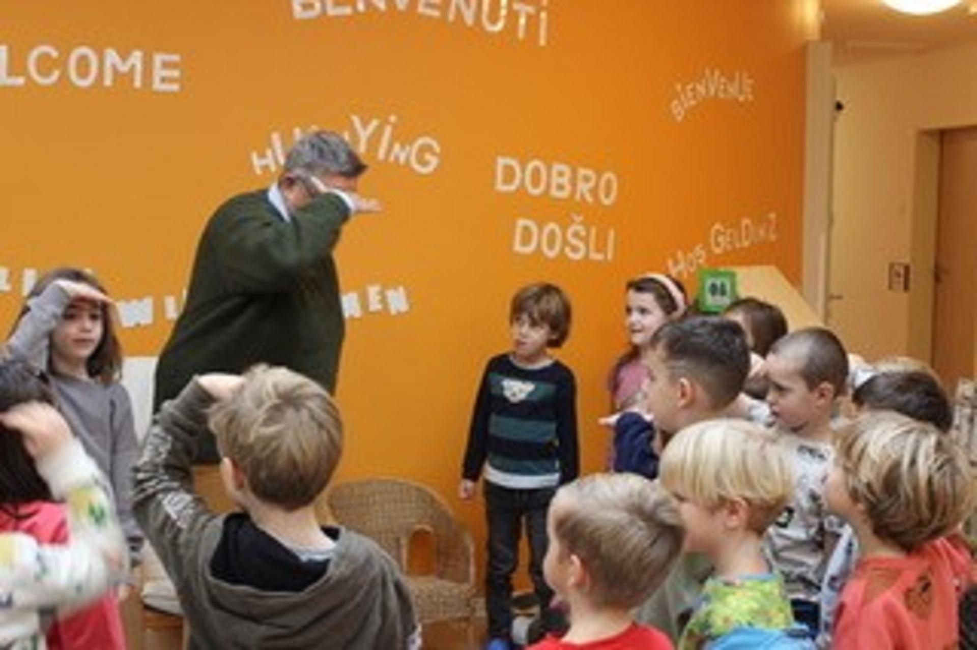 Frau Dr. Daniela Grobe mit Kindern der KiTa Villa Kunterbunt bei den Mülheimer Vorlesetagen 2024.