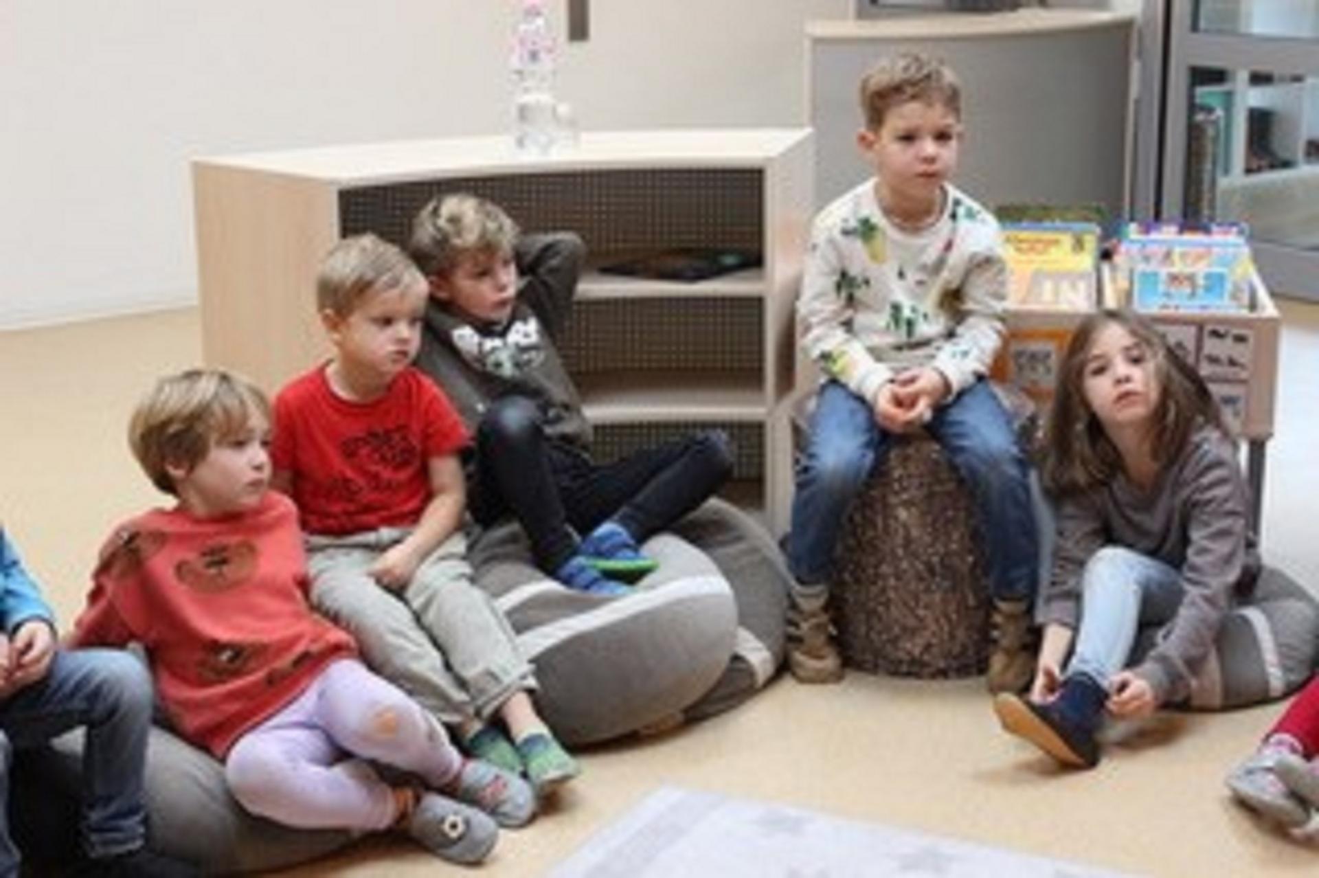 Kinder hören einer Geschichte zu beim Vorlesetag "Lesen ohne Grenzen" in 2024.